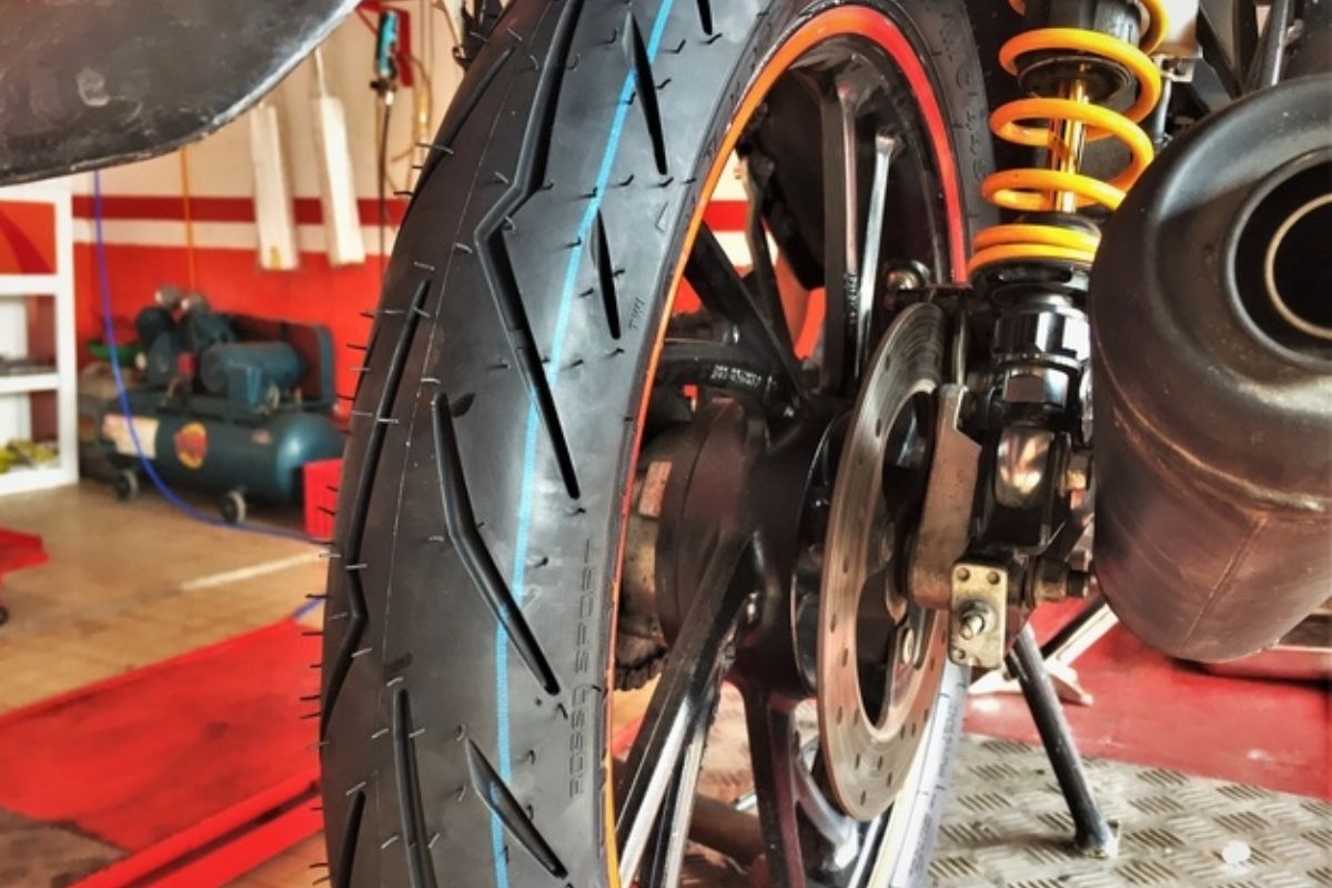 Cách nhận biết khi nào lốp xe máy cần thay mới