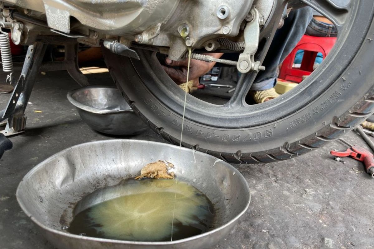 Dấu hiệu nhận biết và cách khắc phục khi xe máy bị ngập nước