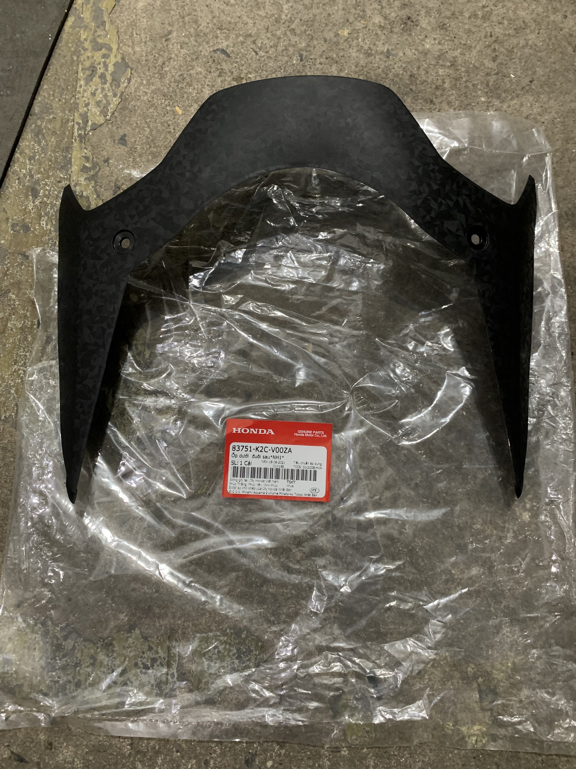 NHỰA ỐP DƯỚI ĐÈN LÁI VS 20 K2C 1